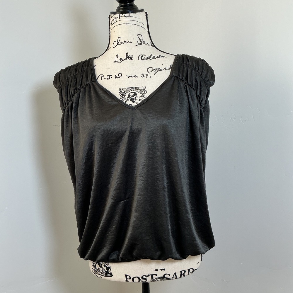 Daytrip Buckle Black‎ V Neck Ruched Sleeve Bubble Hem Top XS